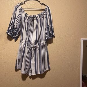 Jcute jumper hangs off shoulders never worn